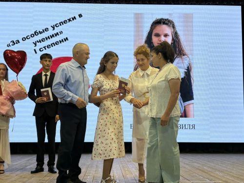 Алтын медаль ияләрен Индира Сәхипова бүләкләде