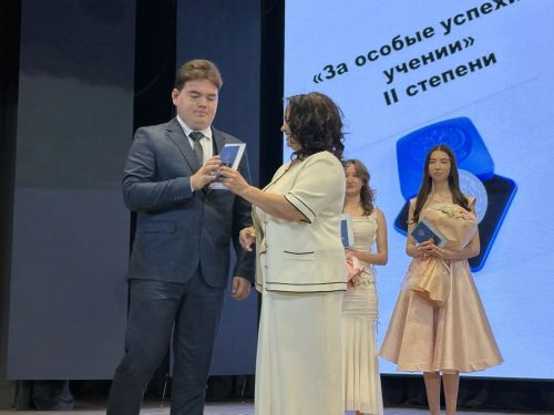 Сигез укучыга көмеш медаль тапшырылды