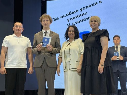 Сигез укучыга көмеш медаль тапшырылды