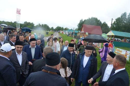 Яңгыр район Сабан туе кунакларын каршыларга комачауламады