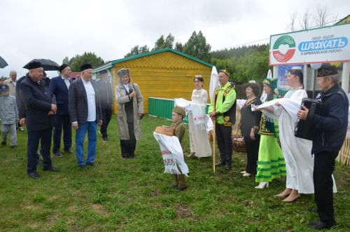 Яңгыр район Сабан туе кунакларын каршыларга комачауламады