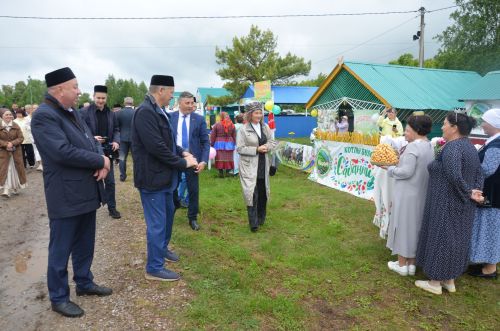 Яңгыр район Сабан туе кунакларын каршыларга комачауламады