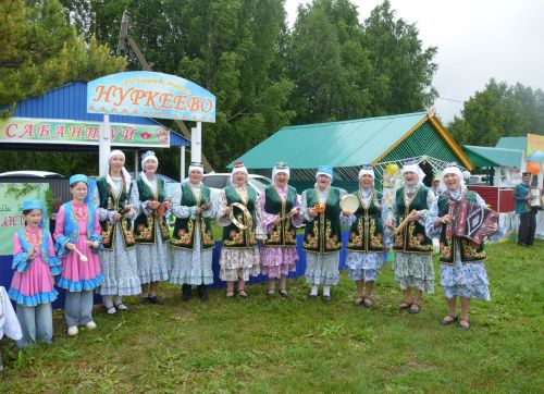 Яңгыр район Сабан туе кунакларын каршыларга комачауламады