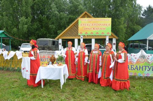 Яңгыр район Сабан туе кунакларын каршыларга комачауламады