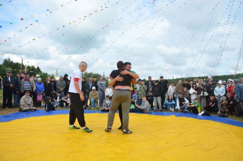 Дүсемнән Айнур Курбиев район Сабантуеның абсолют батыры булды