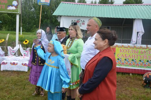 Яңгыр район Сабан туе кунакларын каршыларга комачауламады