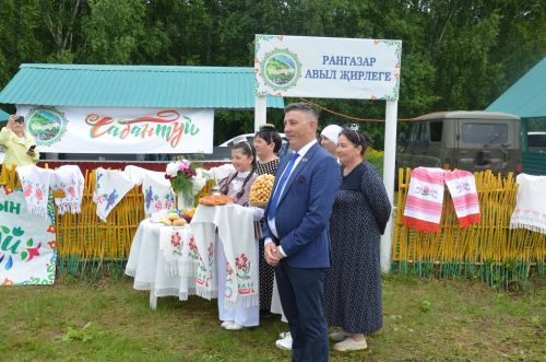 Яңгыр район Сабан туе кунакларын каршыларга комачауламады