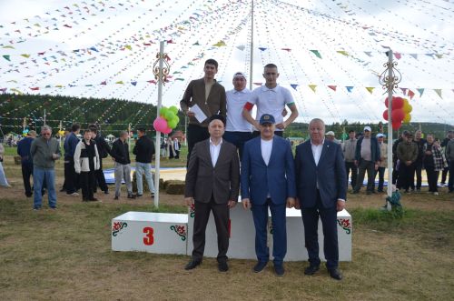 Дүсемнән Айнур Курбиев район Сабантуеның абсолют батыры булды