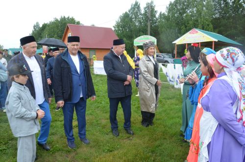 Яңгыр район Сабан туе кунакларын каршыларга комачауламады