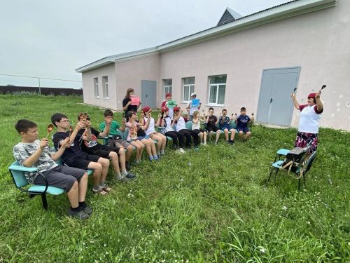 Азалакта балаларны кашыкта уйнарга өйрәттеләр
