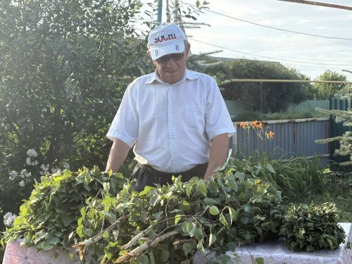 Ләшәү Тамакта каен себеркесе бәйләү буенча мастер-класс үтте