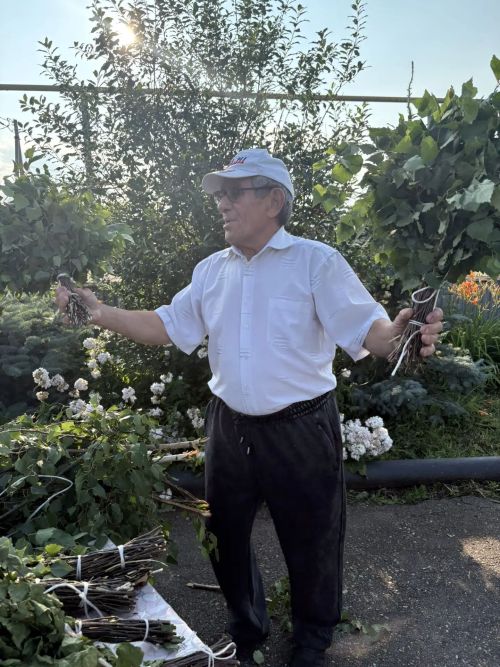 Ләшәү Тамакта каен себеркесе бәйләү буенча мастер-класс үтте