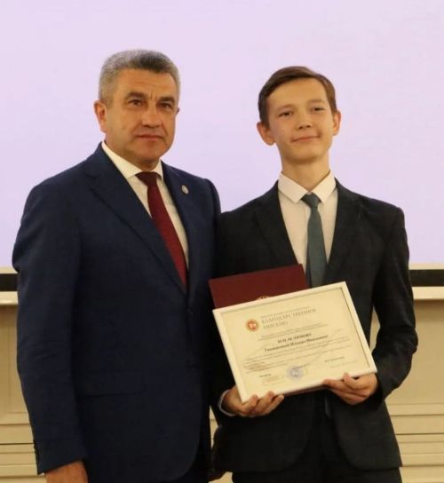 Ильсур Хадиуллин наградил выпускника Джалильской гимназии