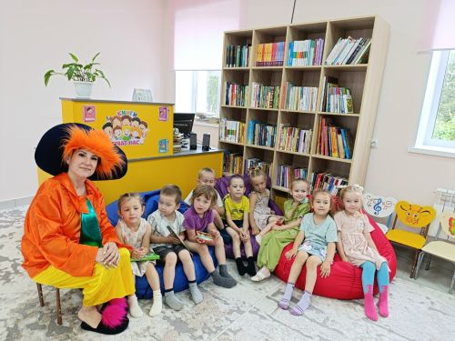Район балалар китапханәсе яшь укучыларны кабул итте