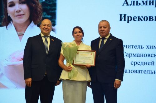 Мәгариф хезмәткәрләре узган елга йомгак ясадылар, яңа уку елына бурычлар билгеләделәр