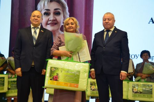 Мәгариф хезмәткәрләре узган елга йомгак ясадылар, яңа уку елына бурычлар билгеләделәр