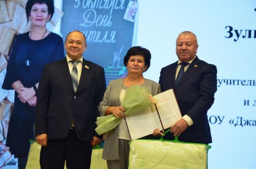 Мәгариф хезмәткәрләре узган елга йомгак ясадылар, яңа уку елына бурычлар билгеләделәр