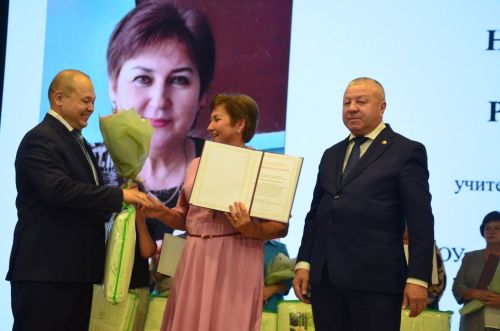 Мәгариф хезмәткәрләре узган елга йомгак ясадылар, яңа уку елына бурычлар билгеләделәр