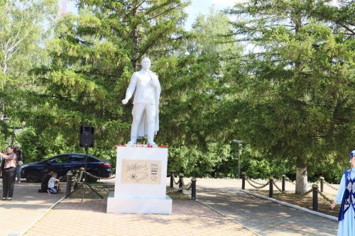 В поселке Джалиль состоялся торжественный митинг памяти поэта-героя