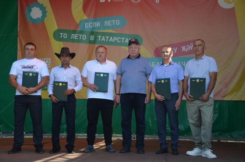 Районда алдынгы төзүчеләр һәм физкультурачылар бүләкләнде