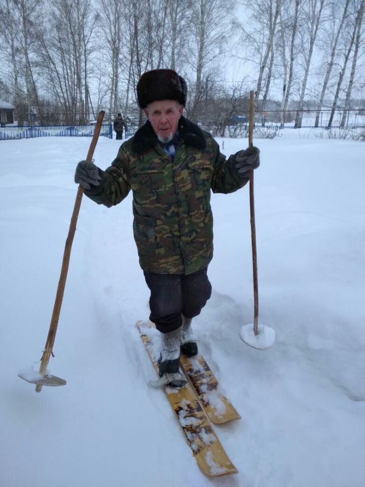 86-летний житель Дрожжановского района пришел на выборы на лыжах
