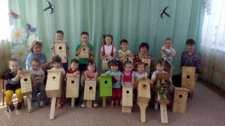Воспитанники детского сада "Солнышко" с нетерпением  ждут новосёлов - птиц
