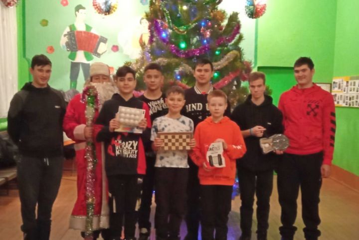 Кыш бабай Урта Кәшер спортчыларын бүләкләде