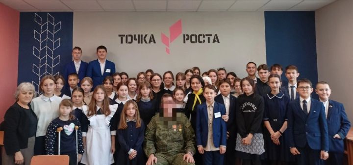 Учащиеся Петровскозаводской школы встретились с участником СВО