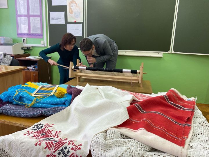 Җәлил укучыларын тукырга өйрәттеләр