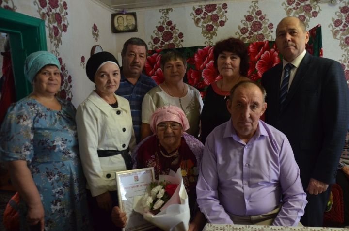90 яшьлек Нәсимә апа бүген котлаулар кабул итә