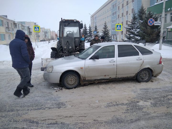 Җиңел машина тракторга бәрелгән