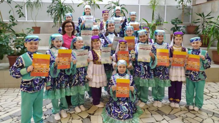 Джалильские солисты и коллективы достойно выступили в конкурсе «Первые шаги»