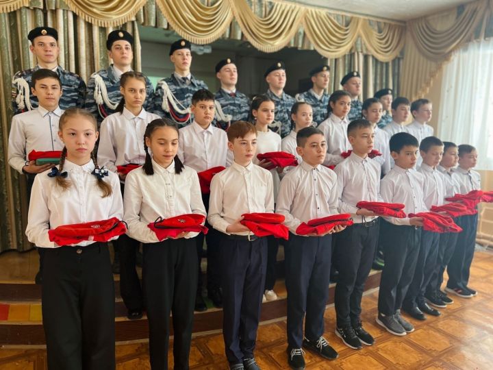 Учащиеся 6 классов Джалильской школы √ 2 вступили в ряды Юнармии