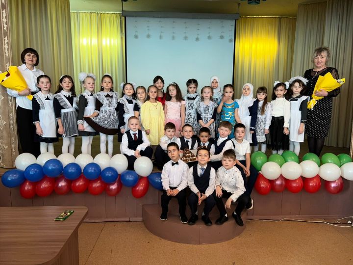 Сарман гимназиясенең «беренчеләр»е «Әлифба»ны укып бетерделәр