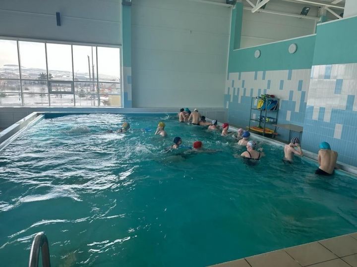 Лякинские школьники учатся плаванию