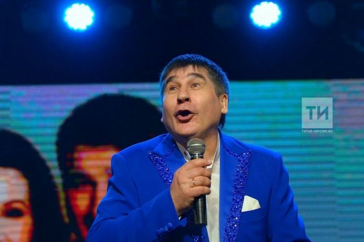 «Фирдүстән уздырам дип аталамы бу?» – Җәвит Шакиров Әтнә тамашачысы алдында ятып җырлаган
