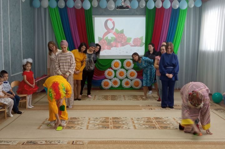 В Джалильском детском саду «Теремок» дети подарили улыбки и радость мамам и бабушкам