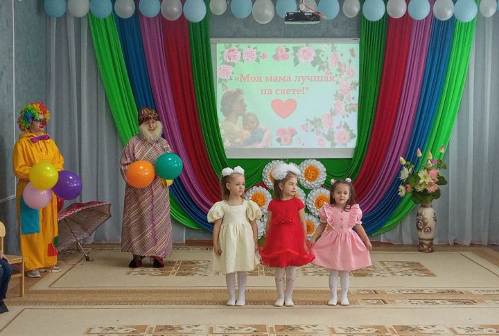 В Джалильском детском саду «Теремок» дети подарили улыбки и радость мамам и бабушкам