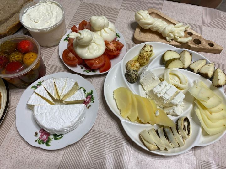 Италия сырларын Тәкермән киленнәре әзерли