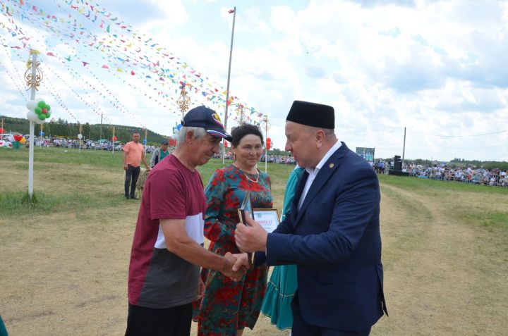 Иң өлкән авыл хуҗалыгы хезмәтчәннәренә Чаллы мэры бүләкләре тапшырылды