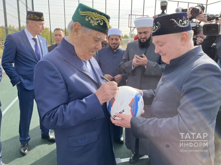 Болгар ислам академиясендә спорт мәйданчыгын ачу тантанасында Минтимер Шәймиев катнашты