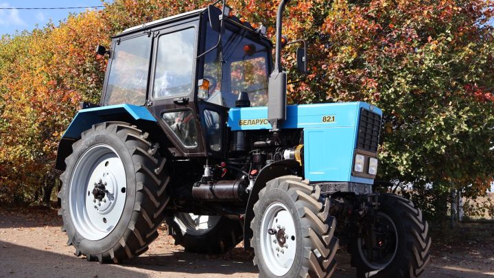 Главам сельских поселений вручили ключи от новых тракторов