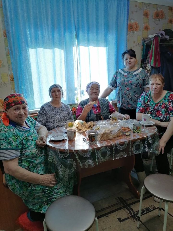 Иске Кәшер авылының игелекле кызы әби-бабайлар белән уртак тел табып эшли