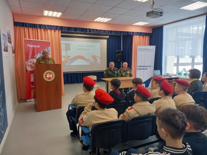 Сарман урта мәктәбендә хәрбиләр белән очраштылар