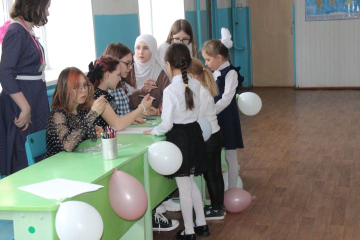 Иске Минзәләбаш укучылары » Әйдәгез, кызлар һәм малайлар!» уенында катнаштылар