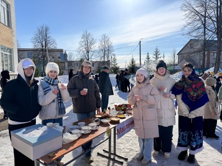 Сарман гимназиясендә сайлаучыларны бәйрәм белән каршы алдылар