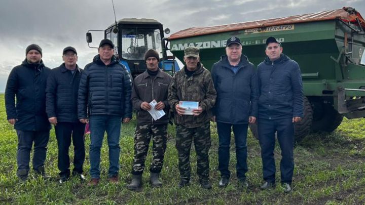 В районе продолжаются награждения передовых механизаторов