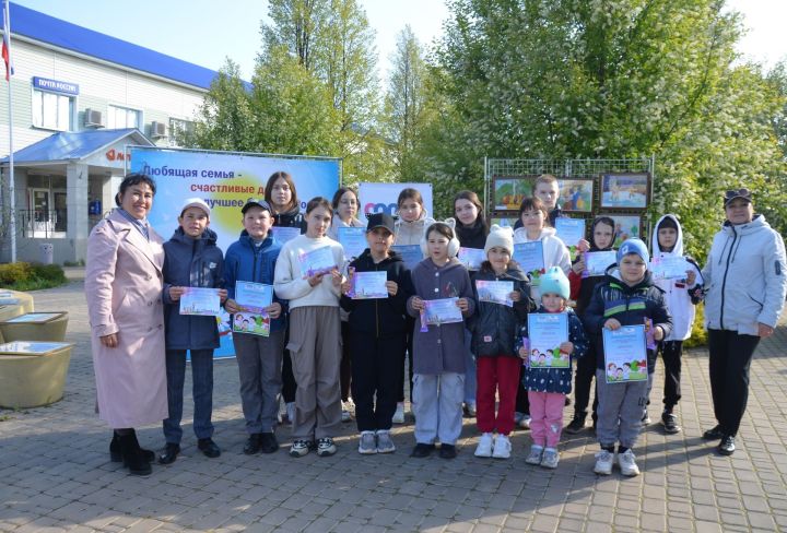 «Минем гаилә» рәсемнәр бәйгесе җиңүчеләре бүләкләнде