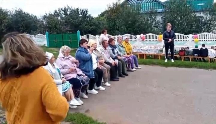 Өчиледә авыл халкы капка төбендә ял итте