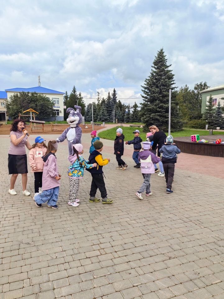 «Кояшкай» балалар бакчасына йөрүчеләр өчен күңелле уеннар оештырылды